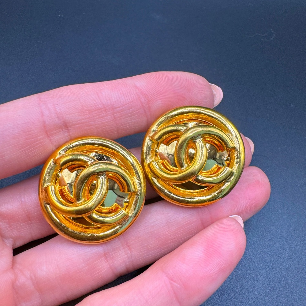 ❗️FINAL PRICE❗️LOT 785 RARE 24K gold plated Chanel vintage clip on earrings